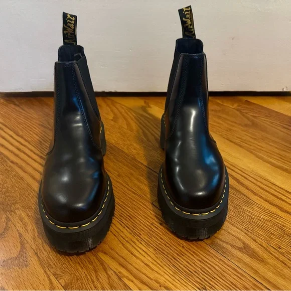 Dr. Martens 2976 SMOOTH LEATHER PLATFORM CHELSEA BOOTS - Picture 1 of 6